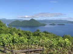 　洞爺湖を後にして札幌市内へと向かいますが、その前に洞爺湖が一望できるサイロ展望台に寄り道します。ただこの展望台からは、洞爺湖に浮かぶ４つの島をすべて視界に入れることはできません。この展望台に向かう途中に、４島が一望できる場所があるみたいですが、この展望台からの眺めだけでも十分です。