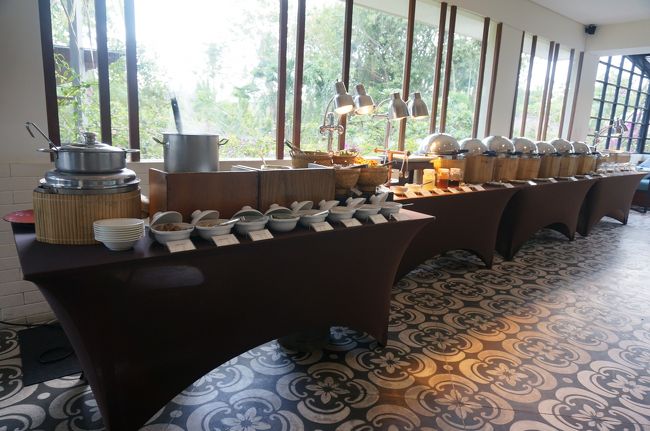 手前はソトアヤムコーナー。<br />チキンスープがベースで、具材は自分でチョイス。<br />肉団子、ゆでチキン、ネギ、もやし、ゆで玉子、春雨、フォーなど、オリジナルスープ作れます。<br />これはとても美味しくて、おかわり。