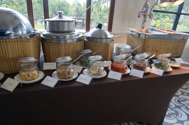 こちらはお粥コーナー。<br />具もたくさんありますね。