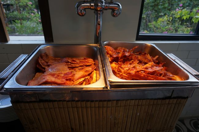 普通のベーコンとかりかりベーコン。<br />海外に来るとあるよね。<br />かりかりベーコン。