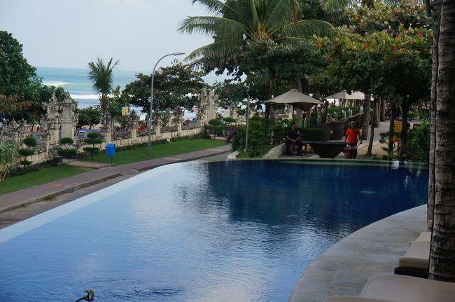 こちら、ビーチクラブなのでプールがありますね。<br />ホテル宿泊者も入れるのかな？