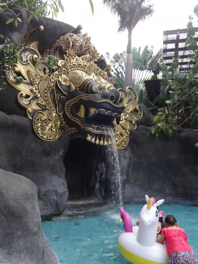 さっ。<br />お楽しみのプールです。<br /><br />こちらはラグーンプール。<br />ファミリー棟の方にあるプールなので、比較的お子様連れが多いです。