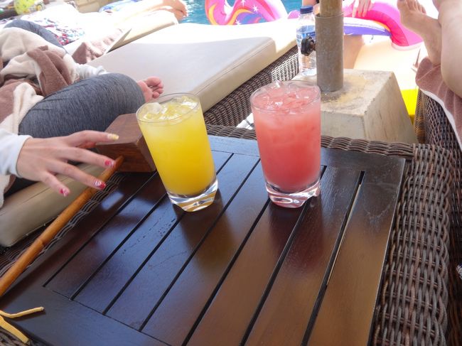 ちょっと休憩。<br />プールサイドでドリンクを頂きました。<br />旗を立てると、スタッフがオーダーを取りに来てくれます。