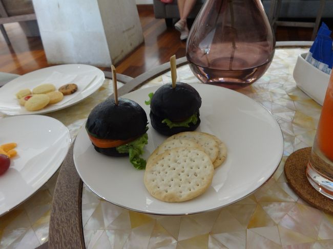 14時半頃には、アフタヌーンティーサービスの時間になり、サンドイッチやチーズなどを頂きました。