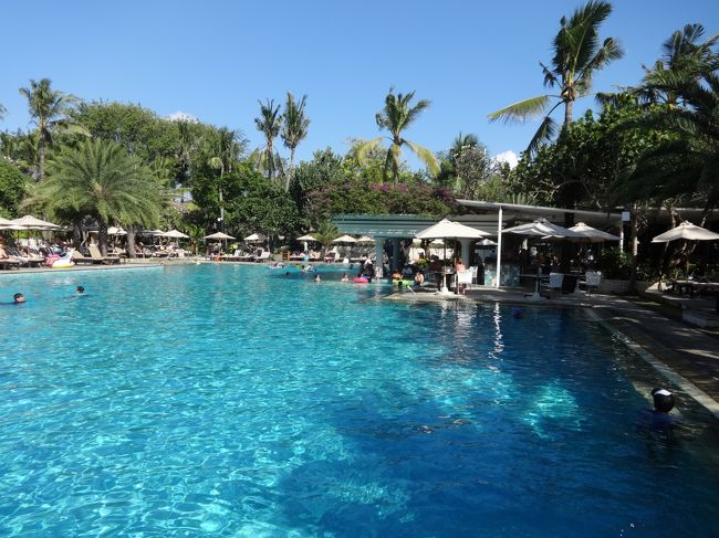 このあとは、メインプールに来ました。<br />手前140cmで奥の方が160cmです。<br />海外のプールって何でこんなに深いんだろ？<br /><br />我が家の娘達は、ヴィラのプライベートプールよりも大型リゾートホテルのプールがいいらしいです。