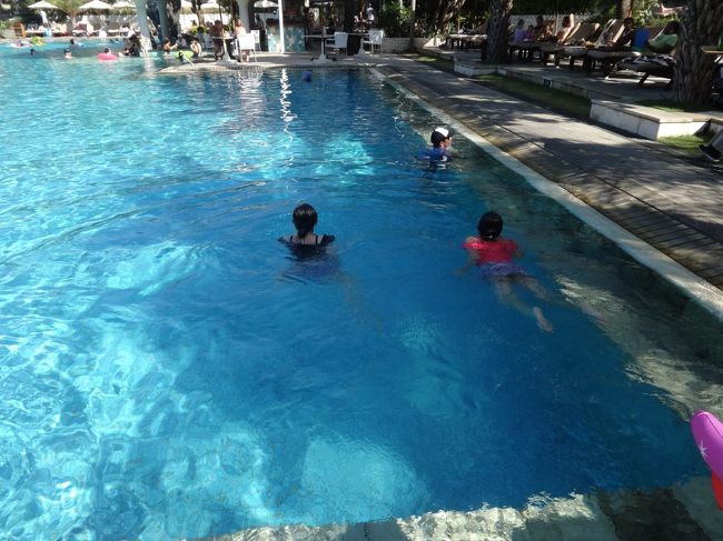 私はプライベートプールも好きだけど、こっちも好きです。<br />プールサイドの人間ウォッチングがたまらなく、楽しい！！