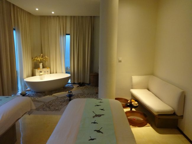 奥にバスタブが。<br />ここでトリートメントしてもらって、フラワーバスとか入って…。<br />スゴくいいかも。