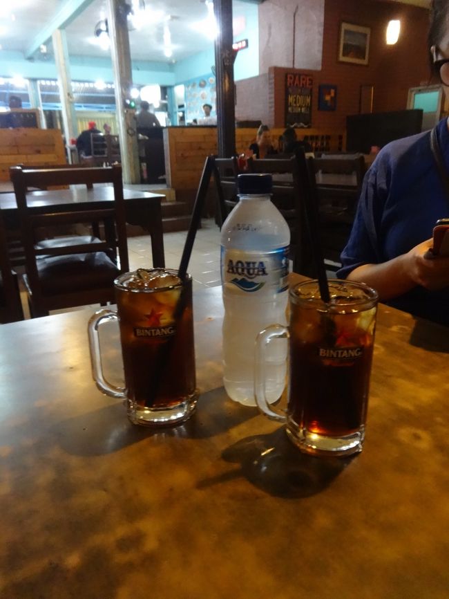 ドリンクはエステ。<br />甘いお茶です。<br /><br />私、これが大好きなんです。<br />私の地元で売ってる甘い麦茶に似てて。