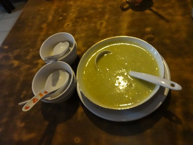 とりあえず、ホワイトアスパラとカニのスープ。<br />味付けはしっかりめ。