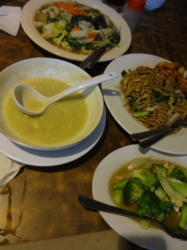 ナシチャプチャイに、ミーゴレン、ブロッコリーのガーリック炒め。<br />どれを食べても本当に美味しい。