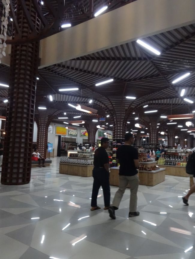 ワルンマランから、タクシーで来ました。<br />新しく出来た、クリシュナスーベニア&amp;ラウンジです。