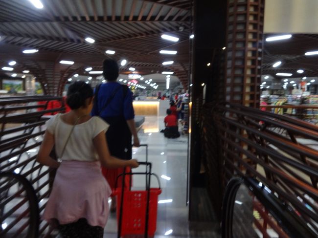 2階に上がると、絵や服。<br />キーホルダーやバッグ等々。<br />バラマキ土産がたくさん。