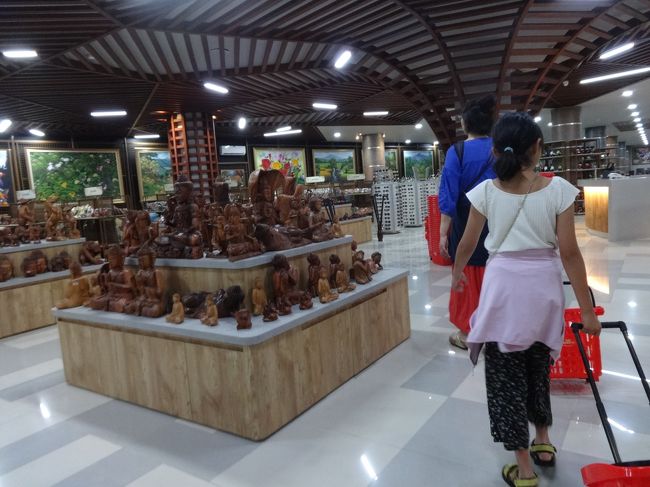 ここで絵やお友達のお土産を購入しました。<br />ちなみにこちらは24時間営業では、ありません。<br /><br />詳しくはこちらで。<br />https://bali-no-mikata.com/kuta-krisnasouvenirlounge