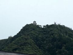 部屋からは岐阜城が見えます。部屋の内部の写真は撮り忘れました。
十八楼の目の前が岐阜城をいただく金華山。ロープウェーで登れます。
裏は長良川で浴衣姿で遊覧船に乗れます。
絶好のロケーションです。