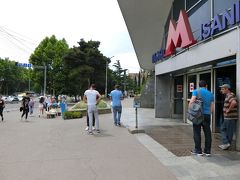 ISANI駅。
駅では、こんな感じで、男性が立っていて、降りてくる観光客を待ち構えている。
そして、テラヴィへ行かないか？○○ラリ(←ジョージアの通貨単位）で、と。
それらの人たちは、乗り合いタクシーの客引き。
話がまとまったら、車に案内され、車が満席になったら出発。
私がとったホテルは、テラヴィからは離れていて、車で30分ほど行かなければならないところ。
そこまでダイレクトに行くタクシーを個人で頼むと、びっくりする金額に…。
そこで、テラヴィまで乗り合いタクシーで行って、そこから個人でタクシーに乗ることにした。

というわけで、私も、客引きの一人と車へ。
ドライバーと、助手席はドライバーの助手の人で、後席、私含めて3人が客だった。
それは良いのだが…