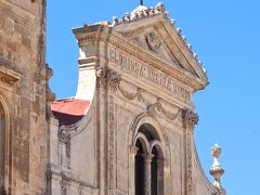 目立つ　ムニチパーレ宮殿横にあるChiesa di San Francesco 