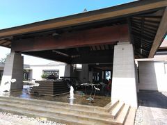 ◆ザ リッツ カールトン バリ◆
リッツカールトンバリ　エントランス

マリオットリゾートは会員特典除外なので、アーリーチェックインできないと思い、空港から時計回りに観光して、16時前に到着しました。

（バリ島で一番整備されたビーチエリア？ホントなの？）ヌサドゥア地区で、セントレジス、ムリア、ヒルトン、ケンビンスキーを越えての立地です。
ムリアの敷地がとても広い感じでした。隣のホテルは遠すぎて、セキュリティがきつそうで、遊びにいけません。渋滞するので、滞在中はホテルで楽しみを見つけました。