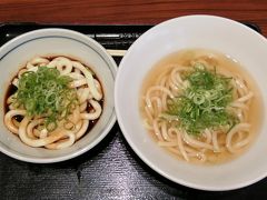 フードコート内の「渡邉製麺所」の、伊勢うどん590円とかけうどん450円。
伊勢うどんは、太くてやわらかいうどんに濃くて甘いつゆ。
三重県は愛知県の隣だから、かけうどんは濃いしょうゆのつゆかと思ったら、関西風の白だしでした。