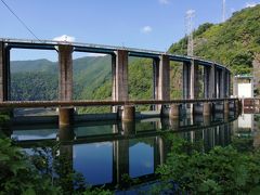 紀勢自動車道に入り、紀伊長島から先が無料とは知らなかった！
熊野大泊ICで降りてからは、国道42号を進みます。
水面が七色に変化する七色峡と、熊野市と北山村の県境にまたがる七色ダムが美しい。