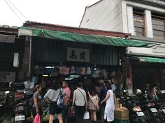 コチラ、高建桶店です。日本人女子たちでいっぱい！私たちもそれにまざって物色、漁師網の手提げやら買いました。