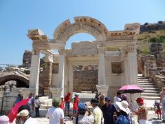 ハドリアヌス神殿
2つ目の門の上にはメドゥーサのレリーフがあります。