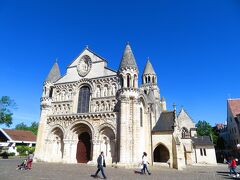 5月13日月曜日　１６：０４
今日は、トゥールから列車でポアティエ（Poitiers）に、日帰り旅行
ポアティエ駅に着いて、旧市街に向かった。
ノートルダム・ラ・グラン教会　Église Notre-Dame-la-Grande　から、
サン・ジャン礼拝堂　Baptistère Saint-Jean　に来たけど、ここは、１４：００からしか開いてない。
先に、隣にある、サントクロワ美術館　Musée Sainte-Croix　を見学して、
サン・ピエール大聖堂　Cathédrale Saint-Pierre-de-Poitiers　の前まで来たら、
お昼なのでなのか、閉まっていた。
正面付近でぶらぶらしていたら、俺様と同じように、閉まっているので、正面付近で、ぷらぷらしていたフランス人マダムのグループがいた。
その時、大聖堂の扉が開き、中からマダムが出てきた。１２：２８
そのマダムは、帰るみたいだったが、フランス人マダムのグループに何やら、声をかけた。
特別に開けて、見せてくれるみたいだったので、俺様も着いていって中に入った。
大聖堂のマダムは、中の説明もしてくれた（フランス語）
サン・ピエール大聖堂を出て、大聖堂の東側にあるサント・ラドゴンド教会　Église Sainte-Radegonde de Poitiers　を訪れた。
サント・ラドゴンド教会を出て、クラン川に行くと、ハス・睡蓮がいっぱいあった。
クラン川に沿っている、ポン・ジュベール通り　 Boulevard du Pont Joubert　に沿って、花壇が有り、きれいな花・ハーブがいっぱいあった。
Pont Neuf 新しい橋　新橋　を渡り、旧市街の対岸に向かい、
旧市街対岸にある
Belvédère des Dunes
Le panorama des Dunes
砂丘の展望台に来た。
砂丘の展望台から、ポアティエ旧市街を眺めた。
砂丘の展望台からは、来たときと別の道を降りて、旧市街に向かう。
クラン川にかかるジュベール橋　Pont Joubert　を渡り、旧市街に来たけど、
クラン川が、美しすぎるので、クラン川沿いをうろうろした。
サン・ジャン洗礼堂　Baptistère Saint-Jean　を訪れて、
サン・ピエール大聖堂　Cathédrale Saint-Pierre-de-Poitiers　から
ノートルダム・ラ・グラン教会　Église Notre-Dame-la-Grande　を再び訪れて、今は、ノートルダム・ラ・グラン教会　Église Notre-Dame-la-Grande　から出てきた。
ここも正面北西向き。１７：０７
西日が当たって、輝いている