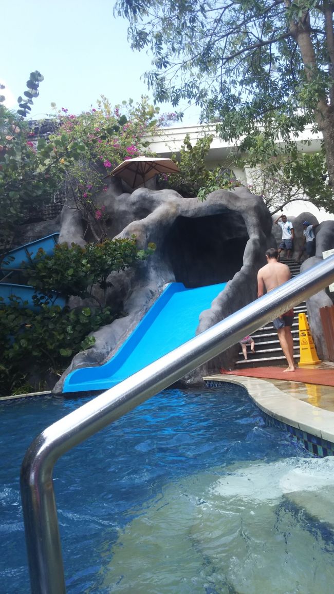 こちらはちょっと大きなお子様用プール。<br />二種類のスライダーがあります。