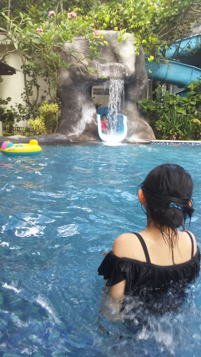 スライダーを満喫。<br />でも、キッズクラブも近くにあるし<br />チビっ子ファミリーが多いので、我が家の娘達位の年の子（4年と6年）が遊びづらいかな？