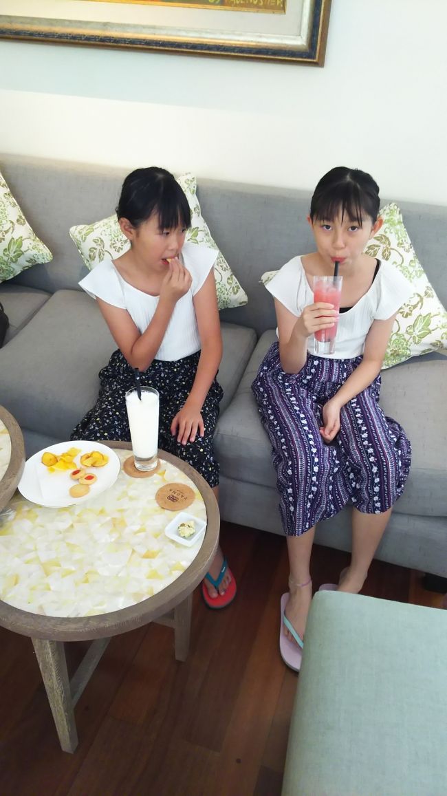 ストロベリースムージーに、ミルクシェイク。<br />ドリンク飲み放題なので。<br /><br />cold、hot、またcoldと3杯も頂いちゃいました。<br />