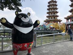 これから徒歩で蓮池潭の脇を通りつつ、左営駅に向かいます。
これは龍虎塔の脇にあった、タイワンツキノワグマです。