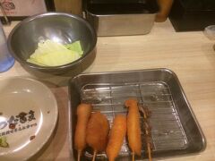 お昼前にはもう観光を切り上げて、大阪駅内の串カツを食します。