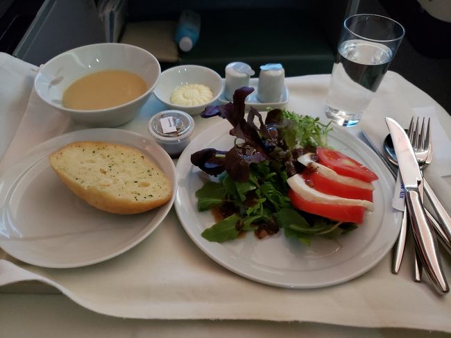 サラダとスープ<br />今回は間違えずにドレッシングをかけることができました！<br />パンはガーリックトーストをチョイス。あまりもらいすぎるとおなかいっぱいになるし、なにより冷めてぱさぱさになってしまうので…<br /><br />モッツァレラチーズ、おいしかったです！