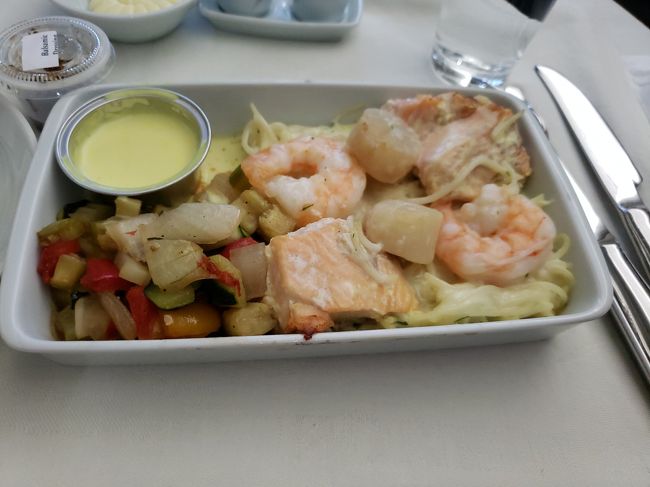 メイン三品のうち、私はシーフードとパスタのものを選びました。シーフードはエビとサーモンとホタテ？でした。エンジェルヘアパスタはやはり細く、そうめんを食べている気にいつもなってしまいます(笑)<br /><br />ステーキも食べてみたかったです。<br /><br />いつも大韓航空といえばビビンバで、旅行記などにもビビンバが多く載せられてよね。個人的に大韓航空のビビンバは飽きたので今回は一切ビビンバを頼みませんでした！その結果は…う～ん。ビビンバが良いのかなぁ？おいしくないわけではないのですが、ビビンバは頼まず洋食を頼んだ方が良い！と断言できるほどでもなく。<br />ビビンバに飽きた方は養殖にチャレンジしてみてはいかがでしょう。