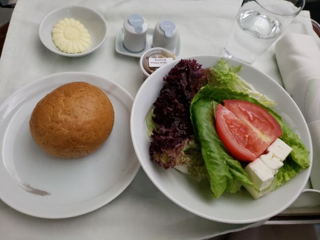 さてさて夕食。昼食から約６時間後の提供です。<br /><br />サラダとパン。フォカッチャもおいしそうでしたがライロールを選びました。