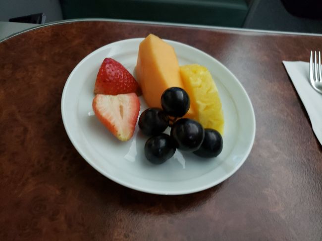 デザートはフルーツ一択でした。機内食のフルーツ、時々味がしないものもありますが、普通においしかったです。<br />
