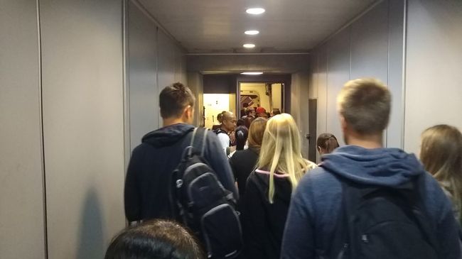 ワクワクしながらボーディング・ブリッジを渡ります。