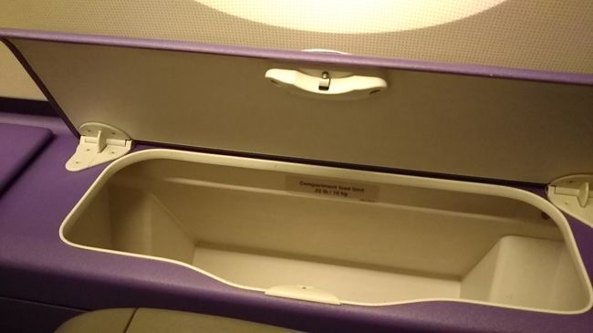 開けると結構な容積。カバンがすっぽり収まります。これは便利です。忘れ物には要注意。