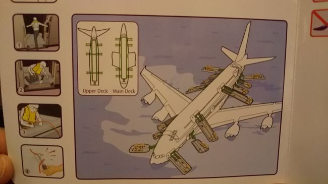 このように、２階席のドアからもスライド＆筏が展開されます。脱出口の確認は重要です。