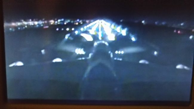 さて、いよいよ出発の準備が整ったようです。定刻2345でしたが、0020過ぎに滑走路へ。いざ離陸。