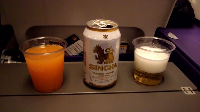0100前に水平飛行に移り、ここからミールサービス。今日の４食目です(笑)。夕食を軽めにしたのは正解でした。まずはシンハー・ビールをグビリ。妻はオレンジジュースです。毎度ながら色の濃い、おいしいオレンジジュースです。