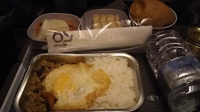 食事はガパオライスを選択。これまた２度目(笑)。目玉焼きが乗って、とても美味。付け合わせはトマトとモッツアレラチーズ、パンにケーキ。また炭水化物多めです。