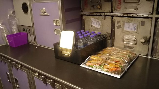 その後就寝・・・ですが中々寝付けません。飲み物はギャレーのカウンターに置いてあるものを自由にとってOKです。軽食もあります。