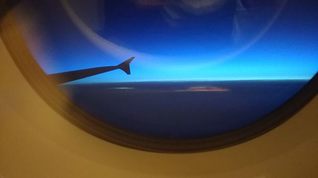 最終的に耳栓をして毛布にくるまるとウトウトできました。騒音は非常に少ない席ですが、更に静粛になります。気が付けば夜が明けてきました。離陸から９時間経過です。タイ時間で0925くらいです。