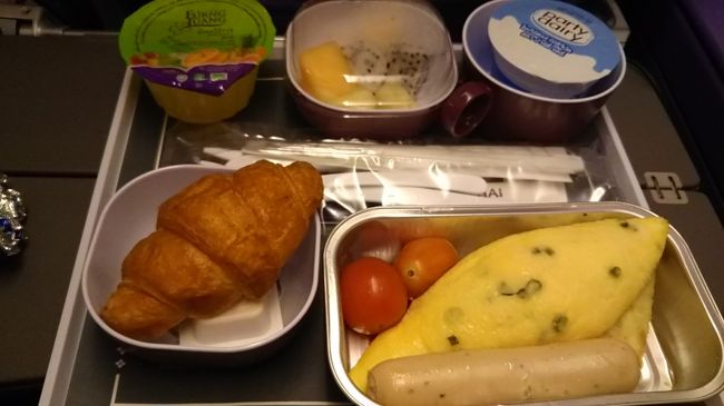 朝食のサービスが開始されました。クロワッサンにオムレツ。ソーセージ。おいしくいただきました。