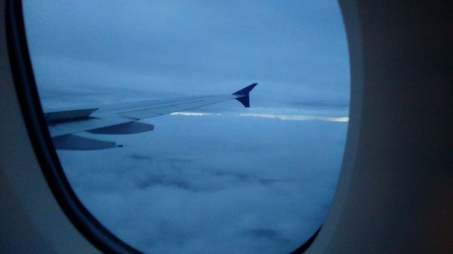 さて、降下開始です。ヨーロッパは雲に覆われています。