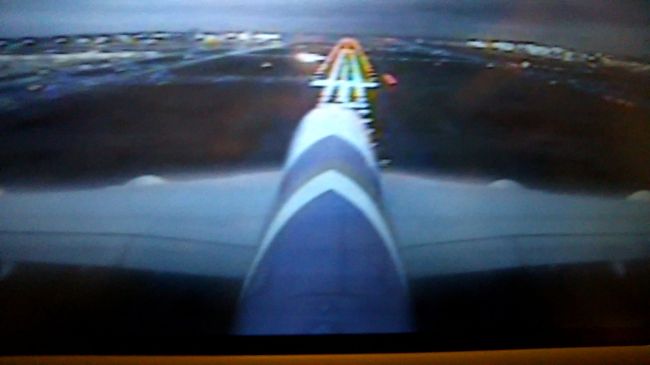 機外映像を選択すると、座席モニターに映ります。カメラは垂直尾翼の一番高いところに設置されているようです。迫力の映像です。