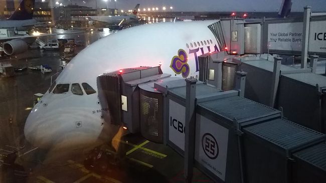 この空港にはA380対応のボーディング・ブリッジが。２階席から直接乗り降りできます。