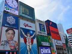 戎橋の上は　グリコの看板と一緒に写真を撮る人でいっぱい（私もその中の一人）

　やっと会えたね　グリコさん　　名前はなんて言うのですか？？　グリコマン