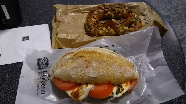 先程、機内では朝食を摂りましたが、たまらずこちらを。トマト＆モッツアレラのサンドとひまわりの種がたっぷりのプリュッツェル。味は格別！焼きたてなのでしょうか。パンがすこぶる美味でした。