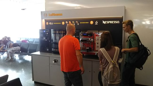 コーヒーも欲しいのですが・・・ゲート脇にはこんな自販機が。セルフ方式でエスプレッソなどが飲める自販機。2ユーロ。